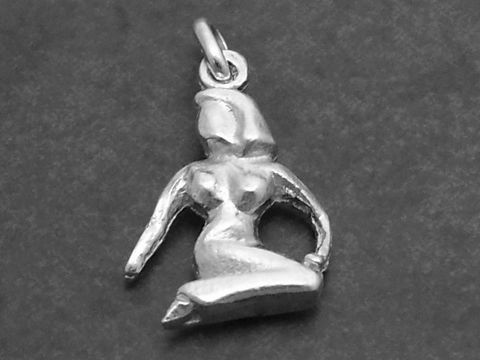 Silber Anhänger Sternzeichen Jungfrau plastisch, gestaltet von Juwelier Harnisch, zeigt eine stilisierte Figur in eleganter Pose. Ideal für Schmuckliebhaber und Jungfrau-Fans.