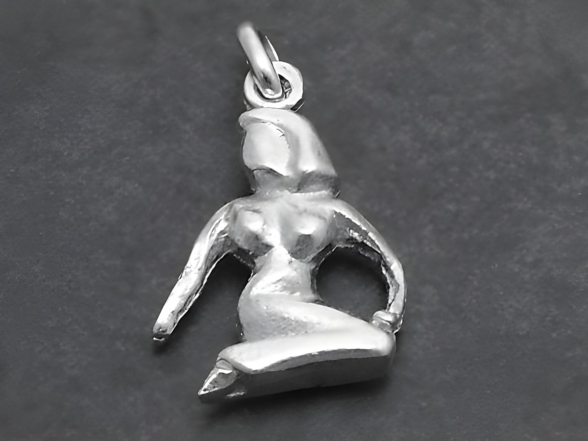 Silber Anhänger Sternzeichen Jungfrau plastisch, gestaltet von Juwelier Harnisch, zeigt eine stilisierte Figur in eleganter Pose. Ideal für Schmuckliebhaber und Jungfrau-Fans.