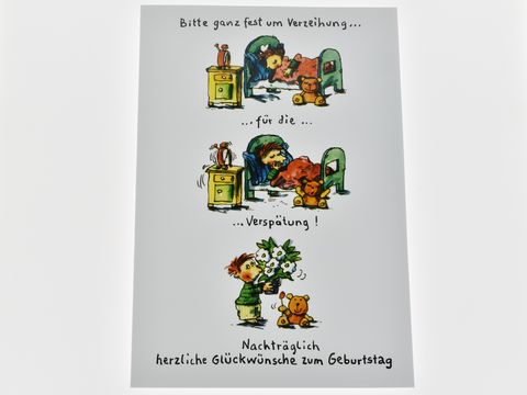Eine niedliche Geburtstagskarte zeigt eine kleine Bildergeschichte mit einem verschlafenen Kind, einem Teddybär und bunten Blumen. Der Text bittet freundlich um Entschuldigung für die Verspätung.