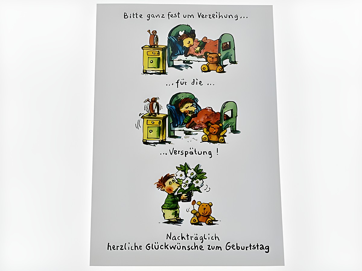 Eine niedliche Geburtstagskarte zeigt eine kleine Bildergeschichte mit einem verschlafenen Kind, einem Teddybär und bunten Blumen. Der Text bittet freundlich um Entschuldigung für die Verspätung.