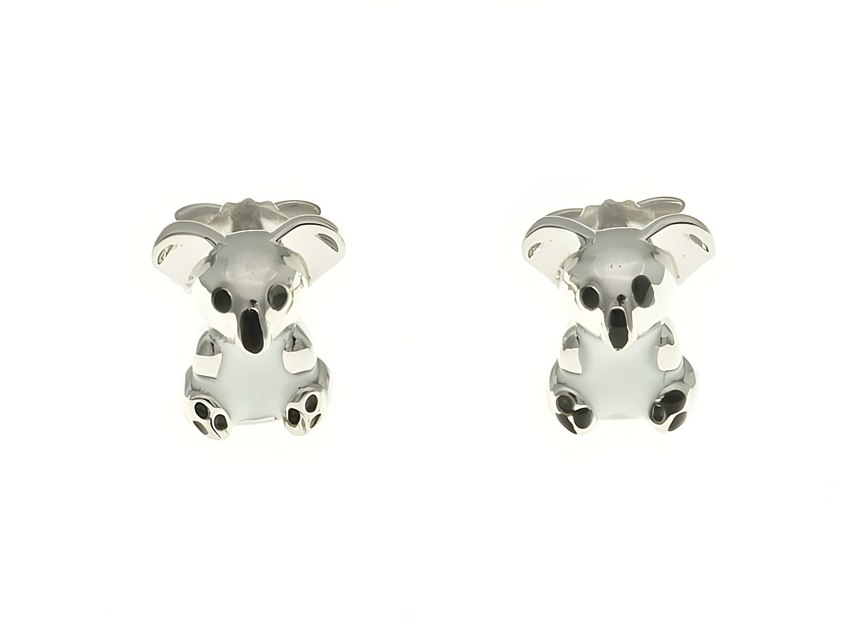 Koalabär Ohrstecker aus rhodiniertem Sterling Silber mit Emaille, niedliches Design für Kinder, hergestellt von Juwelier Harnisch, ideal als Geschenk oder Schmuckstück.