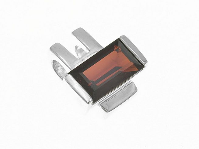 Rechteckiger Anhänger aus Sterling Silber mit poliertem Granat, niedliches Design, Hersteller Juwelier Harnisch, ideal als modisches Accessoire.