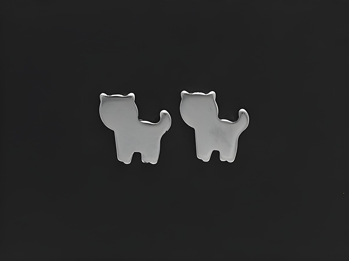 Edelstahl Ohrringe in Katzenform als Ohrstecker, Hersteller Juwelier Harnisch, stilvolles Design für Katzenliebhaber, glänzende Oberfläche, ideal für den Alltag und besondere Anlässe.