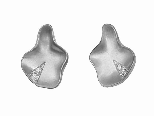 Blattförmige Ohrstecker aus 925 Sterling Silber, teilmattiert und rhodiniert, dekoriert mit Zirkonia, gefertigt von Juwelier Harnisch, elegantes und modernes Design.