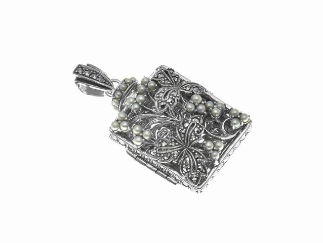 Medaillon aus Sterling Silber mit nostalgischem, königlichem Design, verziert mit Perlen und filigranen Motiven, hergestellt von Juwelier Harnisch, mit integriertem Stein.