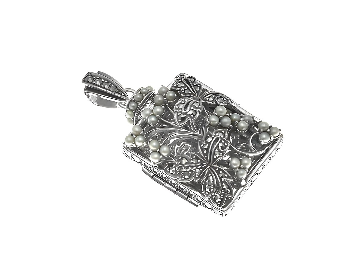 Medaillon aus Sterling Silber mit nostalgischem, königlichem Design, verziert mit Perlen und filigranen Motiven, hergestellt von Juwelier Harnisch, mit integriertem Stein.