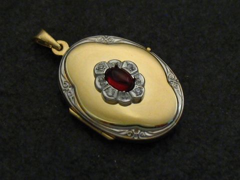 Granat rot-braun Medaillon Cabochon Gold 333 bicolor, ovaler Anhänger mit filigraner Verzierung und einem zentralen Granat, Hersteller Juwelier Harnisch, Gold 333.