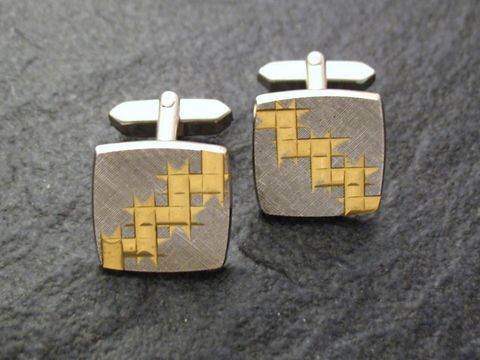 Silberfarbene bicolor Manschettenknöpfe, mattiert, von Juwelier Harnisch, mit einem stilvollen Design und goldfarbenen Akzenten, perfekt für elegante Anlässe.