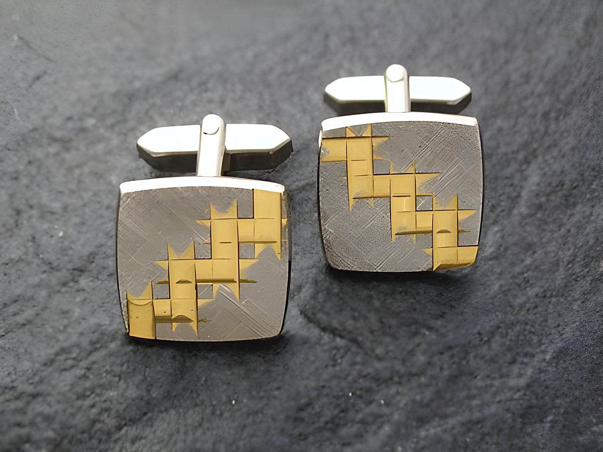 Silberfarbene bicolor Manschettenknöpfe, mattiert, von Juwelier Harnisch, mit einem stilvollen Design und goldfarbenen Akzenten, perfekt für elegante Anlässe.