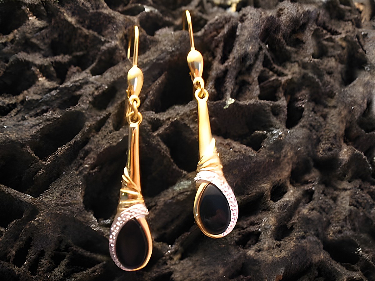 Goldene Ohrhänger mit Onyx und Diamant, bicolor, vom Juwelier Harnisch, elegant gestaltet mit Stein, ideal für festliche Anlässe.