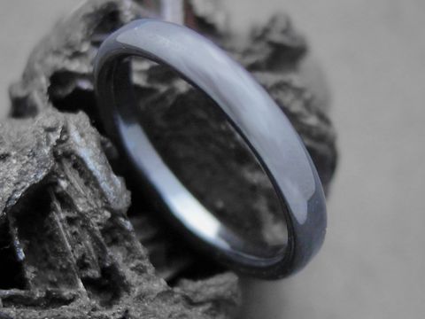 Eleganter Steinring aus echtem Hämatin in Anthrazit, Maße 3 x 1,9 mm, Größe 55, Hersteller Juwelier Harnisch, bis Größe 56 geeignet.