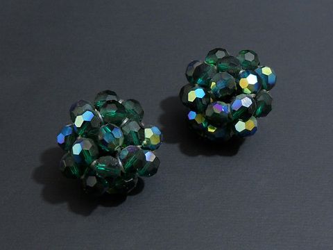 Strass Ohrclips in blumigem Design mit grünem Schimmer und goldfarbener Fassung, Hersteller Juwelier Harnisch, ideal als elegantes Accessoire für besondere Anlässe.