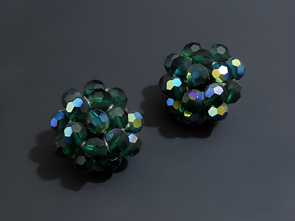 Strass Ohrclips in blumigem Design mit grünem Schimmer und goldfarbener Fassung, Hersteller Juwelier Harnisch, ideal als elegantes Accessoire für besondere Anlässe.