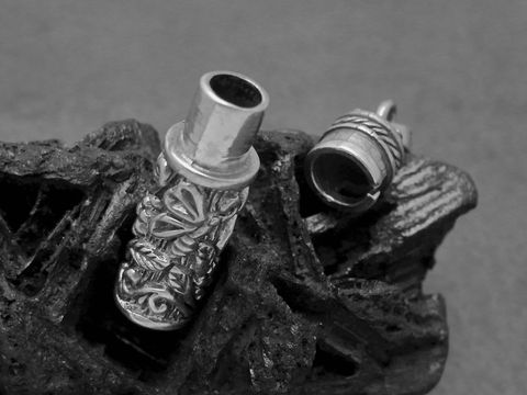 Zylinder Medaillon mit floralem Muster aus Sterling Silber, Hersteller Juwelier Harnisch, in Sonderformen, elegant gestaltet und detailreich verarbeitet.