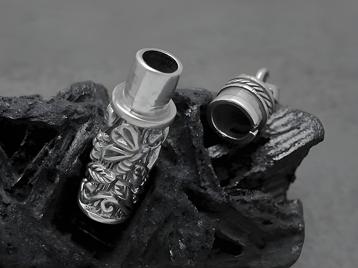 Zylinder Medaillon mit floralem Muster aus Sterling Silber, Hersteller Juwelier Harnisch, in Sonderformen, elegant gestaltet und detailreich verarbeitet. – Ansicht 2