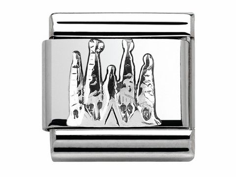 Silberner Charm von Nomination mit dem Design der Sagrada Familia, der berühmten Kirche in Barcelona, dargestellt durch stilisierte Türme und Elemente des Denkmals.