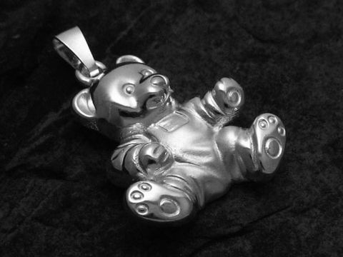Teddybär teilmattiert als Anhänger aus Sterling Silber, gefertigt von Juwelier Harnisch, zeigt einen niedlichen Sitzbären mit detaillierter Oberfläche und ausgeprägten Pfoten.