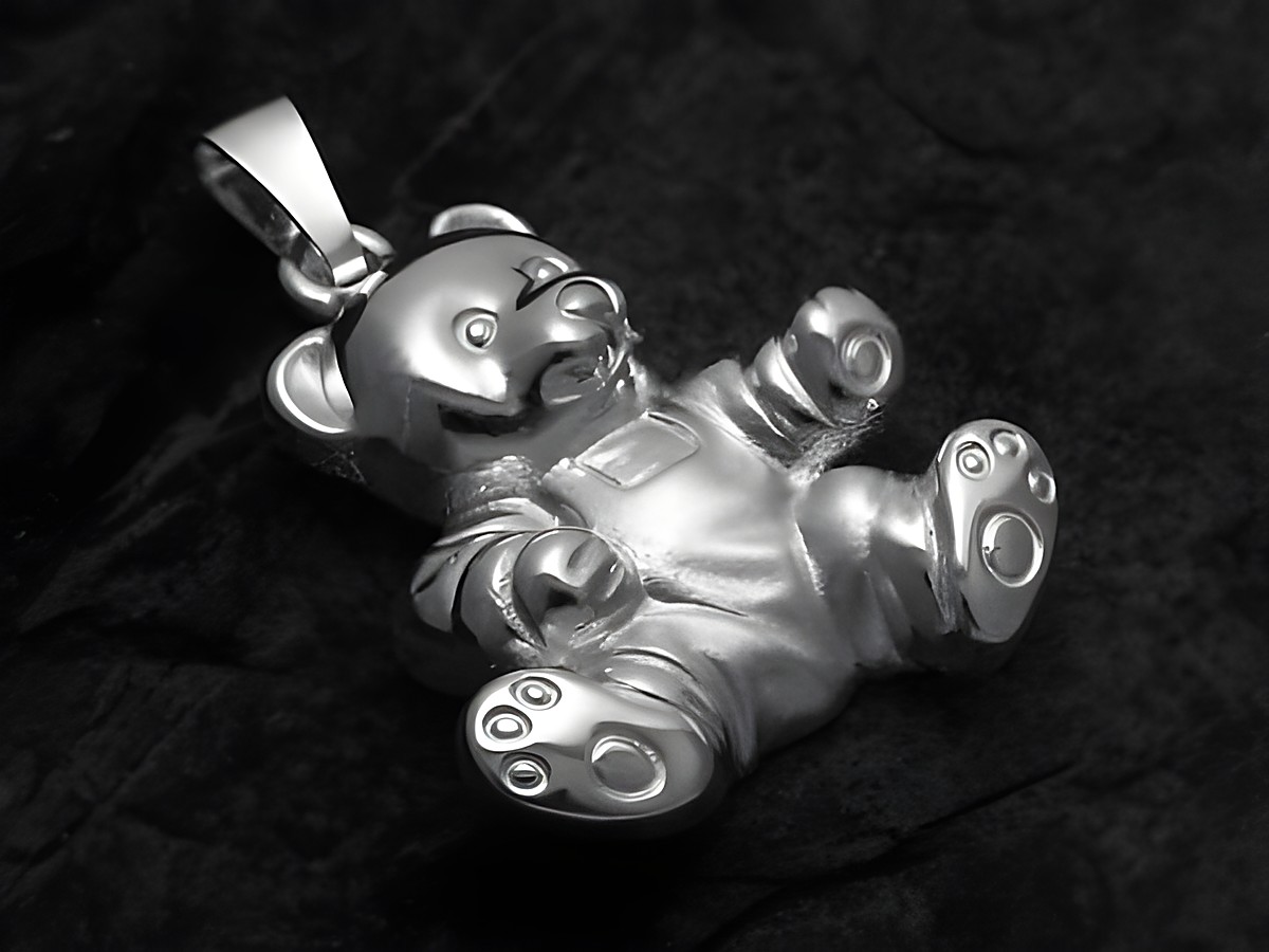 Teddybär teilmattiert als Anhänger aus Sterling Silber, gefertigt von Juwelier Harnisch, zeigt einen niedlichen Sitzbären mit detaillierter Oberfläche und ausgeprägten Pfoten.