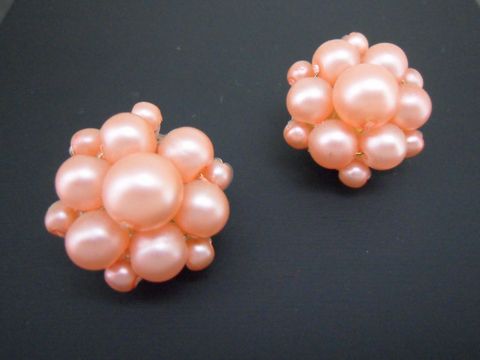 Rosa blumige Ohrclips aus goldfarbenem Material mit seidenmatten synthetischen Zuchtperlen, hergestellt von Juwelier Harnisch. Ideal für elegante Anlässe.