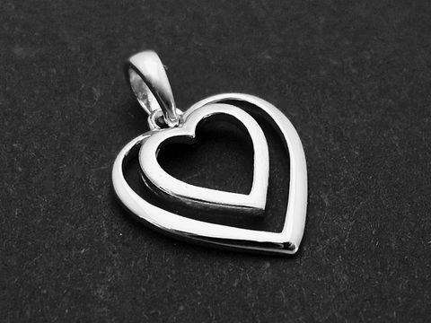 Silber Anhänger Herz in Herz rhodiniert teilmattiert von Juwelier Harnisch flach ausgearbeitet, stilvolles Design in elegantem Silber. Ideal als Schmuckstück für besondere Anlässe.