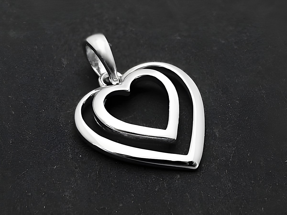 Silber Anhänger Herz in Herz rhodiniert teilmattiert von Juwelier Harnisch flach ausgearbeitet, stilvolles Design in elegantem Silber. Ideal als Schmuckstück für besondere Anlässe.