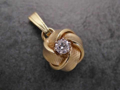 Designorientierter Anhänger aus Gelbgold 585, verschlungenes Muster mit einem Brillanten in der Mitte, gefertigt von Juwelier Harnisch, ideal für elegante Anlässe.