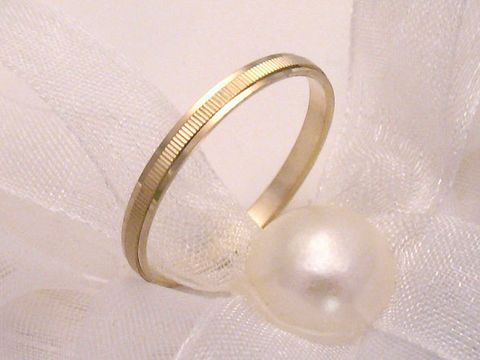 Freundschaftsring TENDERLY Gold auf Silber in Größe 53/16,9 von Juwelier Harnisch, elegant und schlicht mit feiner Struktur, ideal als Zeichen der Verbundenheit.