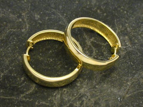 Creolen MODERN aus sterling Silber vergoldet, verführerisch im Design, ideal für einen eleganten Look, Hersteller Juwelier Harnisch, hochwertig verarbeitet und glänzend.