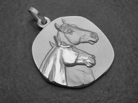 Anhänger mit Pferdeköpfen aus Sterling Silber rhodiniert, ausdruckstark gestaltet, ideal für Tierliebhaber, Hersteller Juwelier Harnisch.
