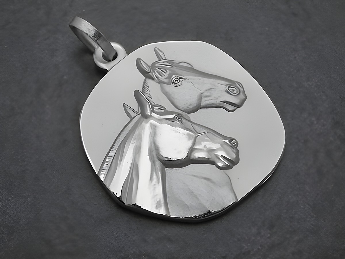 Anhänger mit Pferdeköpfen aus Sterling Silber rhodiniert, ausdruckstark gestaltet, ideal für Tierliebhaber, Hersteller Juwelier Harnisch.