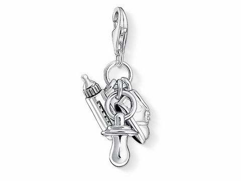 Charm von Thomas Sabo aus Sterling Silber, geeignet für Babys, zeigt eine Schnullerkette mit einem Schnuller, einer Flasche und einer kleinen Babyfüße. Ideal für persönliche Schmuckstücke.