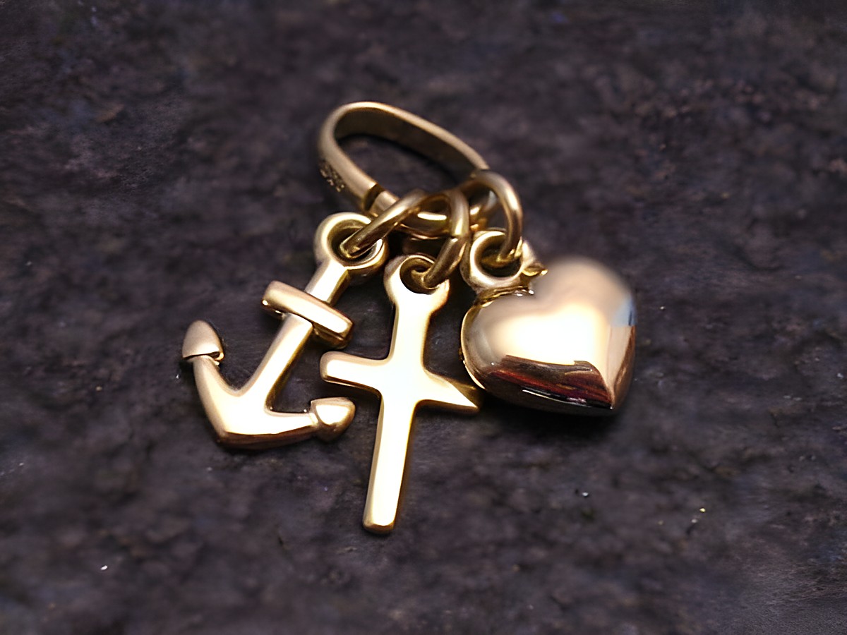 Anhänger Glaube Liebe Hoffnung aus Gold 333, poliert, mit einem Anker, einem Kreuz und einem Herzanhänger, hergestellt von Juwelier Harnisch, ideal als symbolisches Schmuckstück.