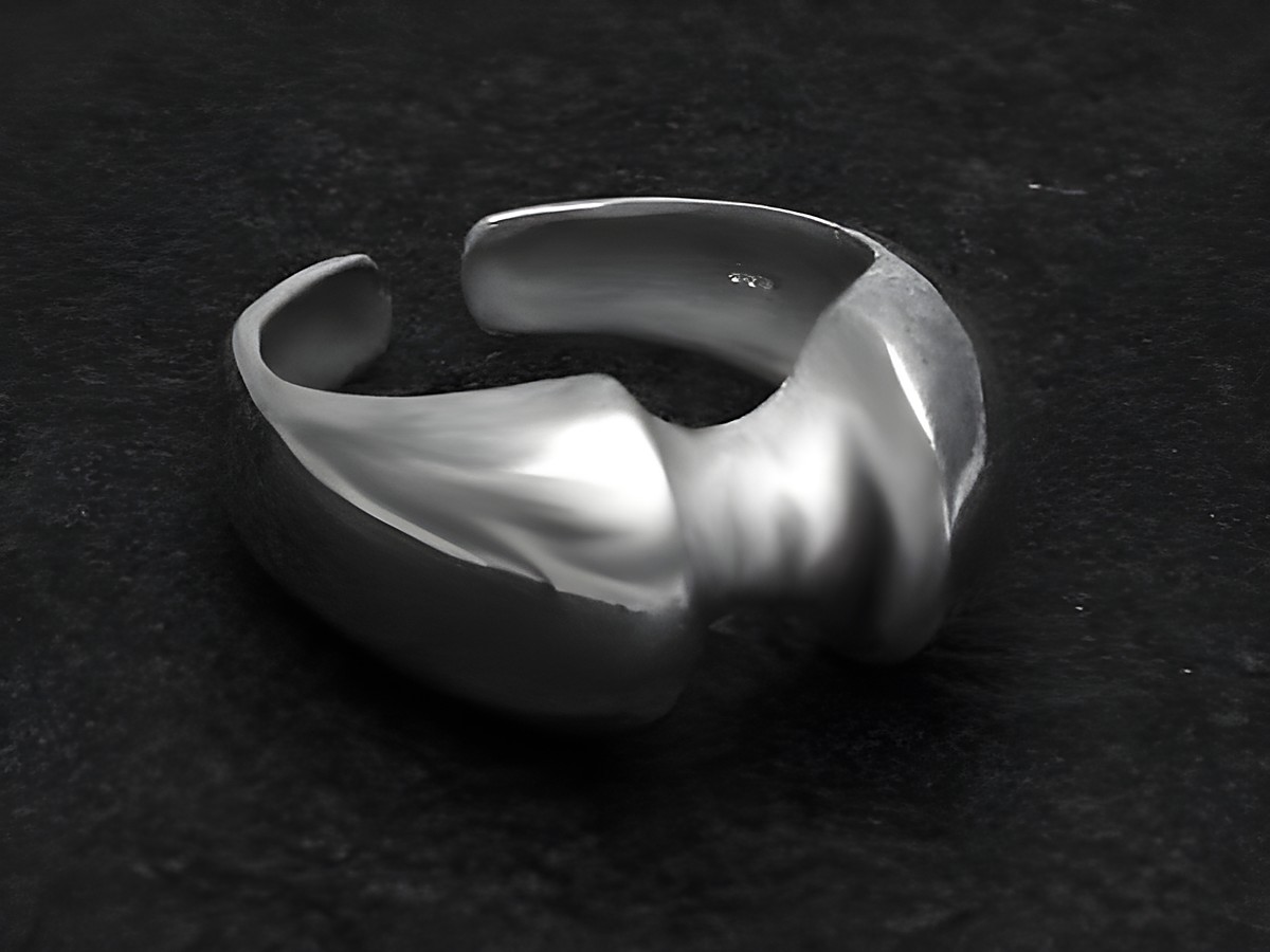 Silberring DESIGN Größe wenig verstellbar, Hersteller Juwelier Harnisch, ohne Stein, elegant geformt und glänzend, auf dunklem Hintergrund präsentiert.