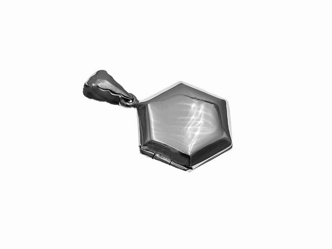 Medaillon Sechseck poliert aus Sterling Silber, Hersteller Juwelier Harnisch, in edlem Design, zeigt eine glänzende Oberfläche und hat eine praktische Öffnung zur Aufbewahrung.