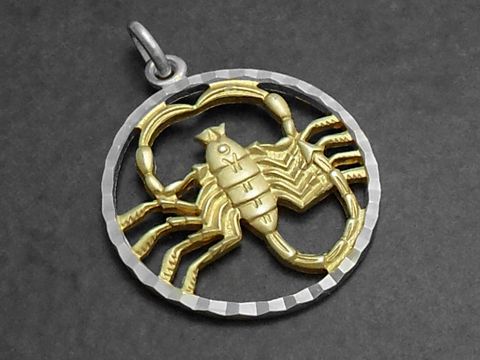 Skorpion 925 Sterling Silber Sternzeichen mit Vergoldung, detailreicher Anhänger des Herstellers Juwelier Harnisch, zeigt einen stilisierten Skorpion in einem runden Rahmen.