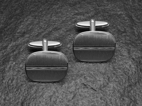 Manschettenknöpfe aus Echt Silber, elegant und satiniert mit dezentem Streifenmuster, hergestellt von Juwelier Harnisch, zeitloses Accessoire für stilbewusste Herren.