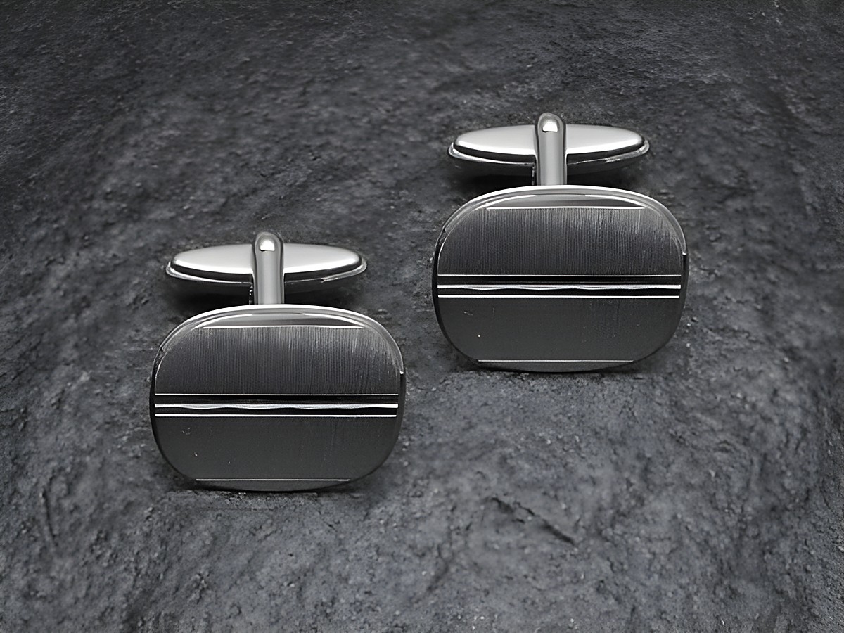 Manschettenknöpfe aus Echt Silber, elegant und satiniert mit dezentem Streifenmuster, hergestellt von Juwelier Harnisch, zeitloses Accessoire für stilbewusste Herren.