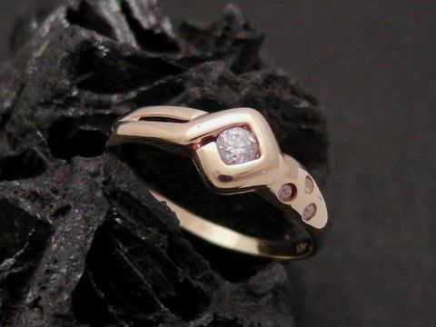 Zierlicher Gold Ring aus Gold 585 mit Zirkonia, Größe 57, Hersteller Juwelier Harnisch, geeignet bis Größe 58/18,5, elegant und zeitlos, perfekt als Schmuckstück oder Geschenk.