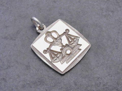 Silber vergoldet Anhänger - Sternzeichen Waage - eckig bicolor, Hersteller Juwelier Harnisch, zeigt das Symbol der Waage auf einem eleganten Hintergrund.