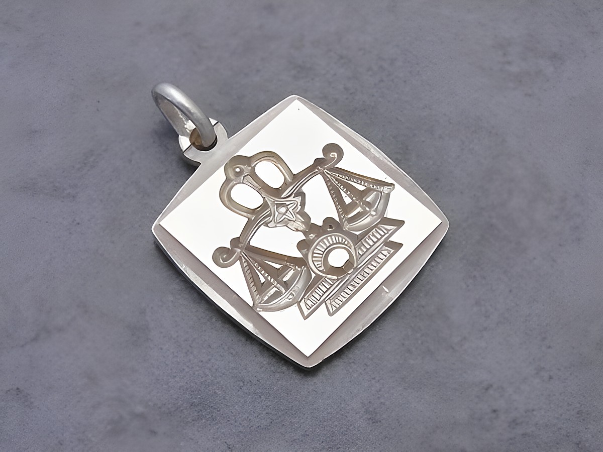 Silber vergoldet Anhänger - Sternzeichen Waage - eckig bicolor, Hersteller Juwelier Harnisch, zeigt das Symbol der Waage auf einem eleganten Hintergrund.