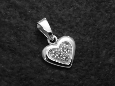 Herz Anhänger aus Sterling Silber mit Zirkonia, süßes Design, Hersteller Juwelier Harnisch, ideal als Schmuckstück für besondere Anlässe.