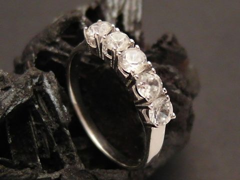 Weißgoldring charmant - Weißgold 585 - Zirkone - Gr. 55, Hersteller: Juwelier Harnisch, bis Gr. 56/18, eleganter Ring mit mehreren funkelnden Zirkonen in hochwertiger Verarbeitung.