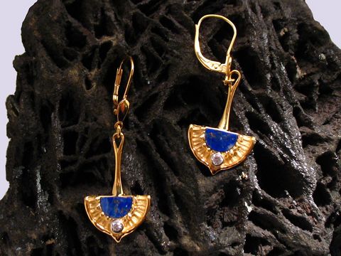 Ohrringe aus Gold mit Lapis und Zirkonia von Juwelier Harnisch, elegante Ohrhänger mit einem ansprechenden Steinmuster, perfekt für besondere Anlässe.