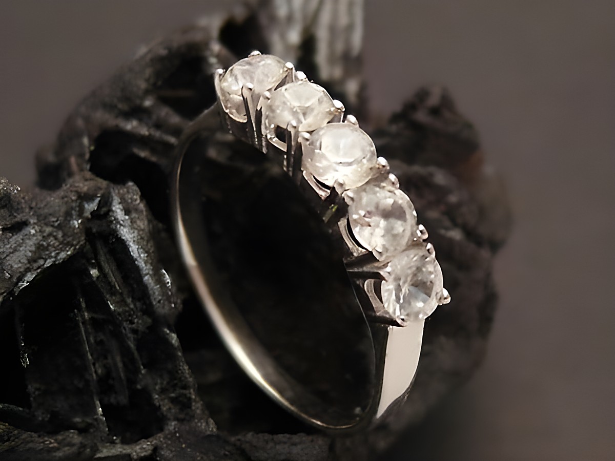 Weißgoldring charmant - Weißgold 585 - Zirkone - Gr. 55, Hersteller: Juwelier Harnisch, bis Gr. 56/18, eleganter Ring mit mehreren funkelnden Zirkonen in hochwertiger Verarbeitung.