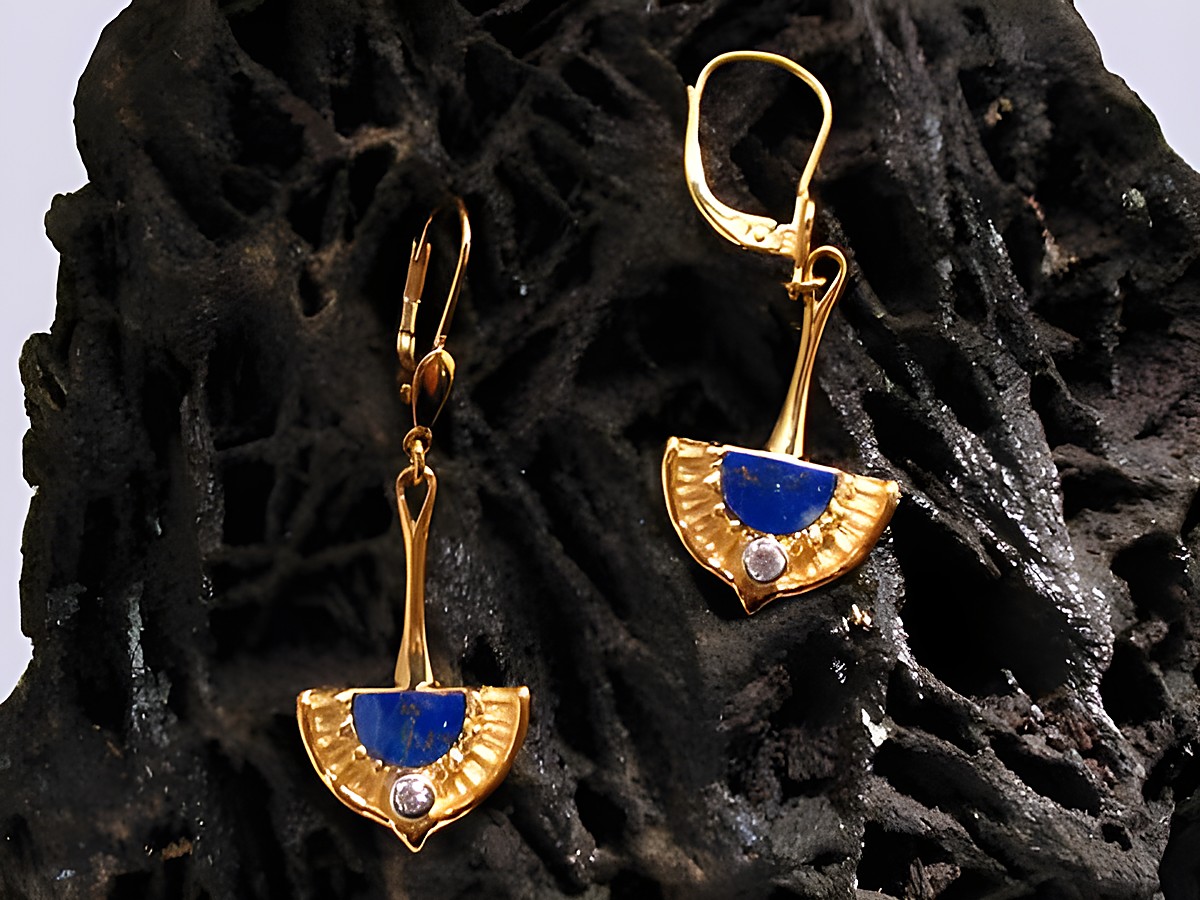 Ohrringe aus Gold mit Lapis und Zirkonia von Juwelier Harnisch, elegante Ohrhänger mit einem ansprechenden Steinmuster, perfekt für besondere Anlässe.