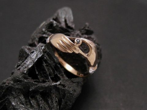 Gold Ring in der Größe 52 aus Gold 333 mit Saphir, präsentiert auf einer schwarzen Oberfläche, Hersteller Juwelier Harnisch. Ideal bis Größe 52/17, elegante Handwerkskunst.