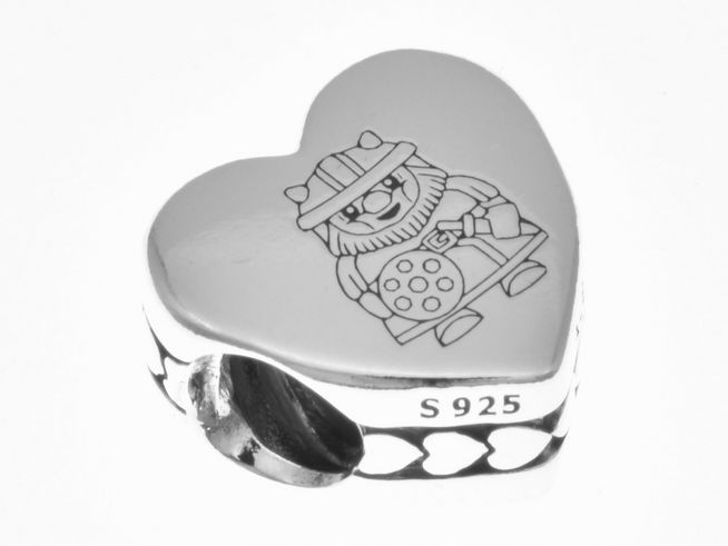 Silberner Pandora Herz Charm mit graviertem Wikinger-Motiv, hergestellt aus S925 Silber, ideal für Liebhaber von einzigartigem Schmuck und Gravuren.