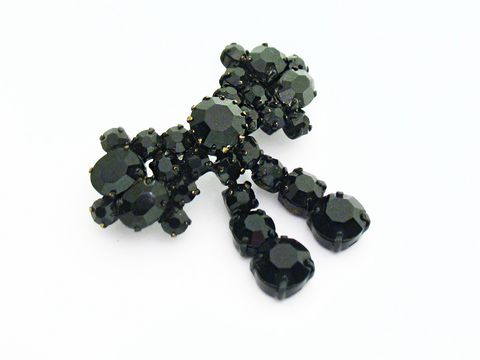 Strass Brosche in Schwarz - Schleife - Gefasst, Hersteller Juwelier Harnisch, diese elegante Brosche besticht durch funkelnde schwarze Strasssteine und verleiht jedem Outfit einen besonderen Akzent.