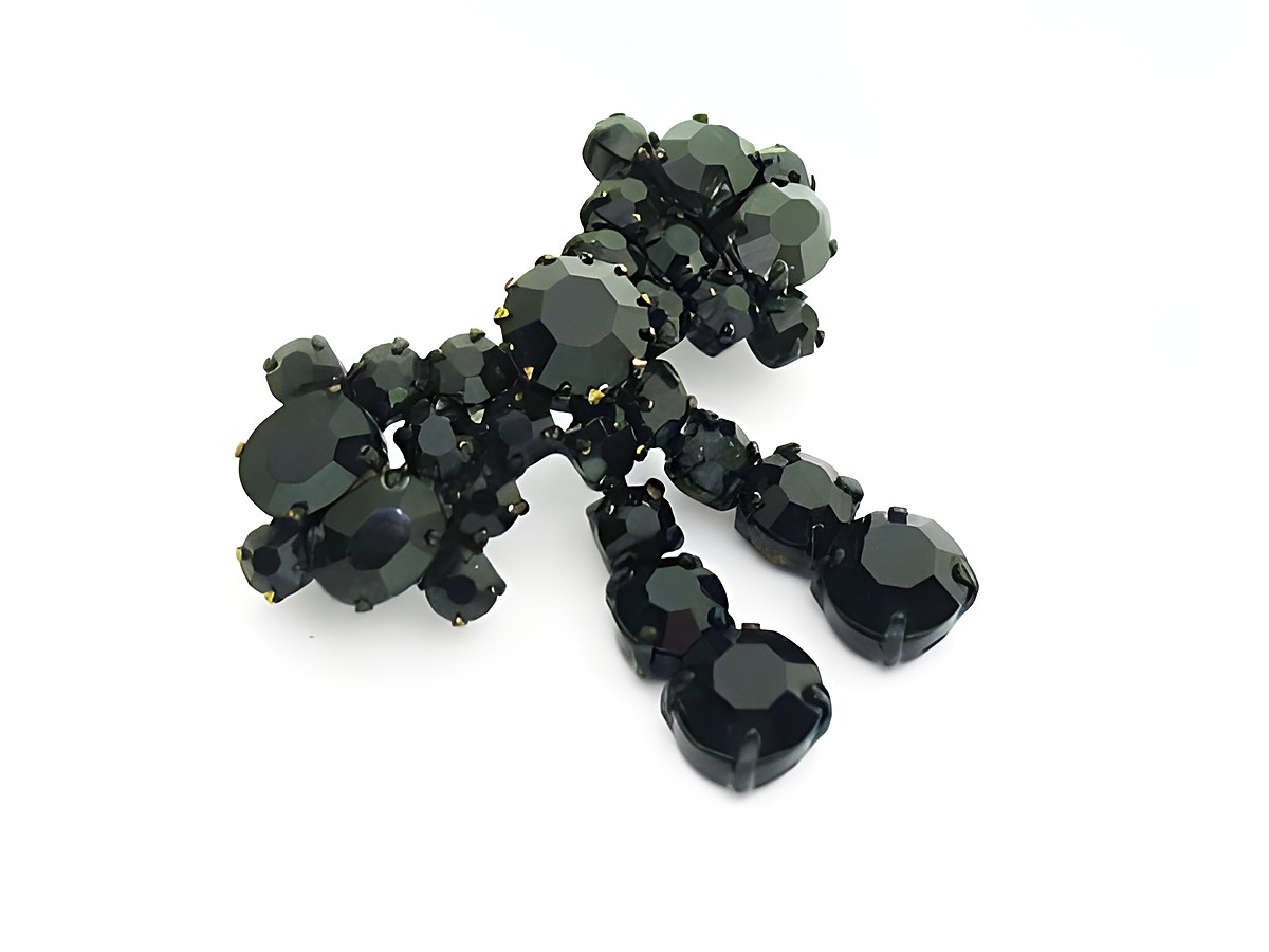 Strass Brosche in Schwarz - Schleife - Gefasst, Hersteller Juwelier Harnisch, diese elegante Brosche besticht durch funkelnde schwarze Strasssteine und verleiht jedem Outfit einen besonderen Akzent.