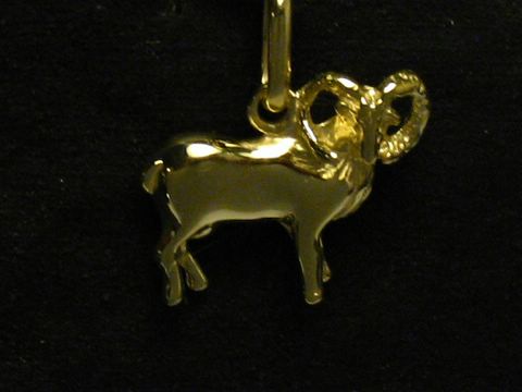 Plastischer Anhänger in Form eines Widders aus poliertem Gold, symbolisiert das Sternzeichen Widder, hergestellt von Juwelier Harnisch.